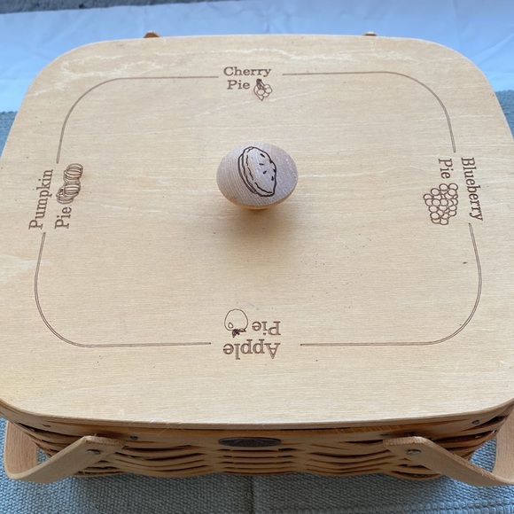 Peterboro Two-Pie Basket with Solid Lid and Tray - Picture 3 of 12